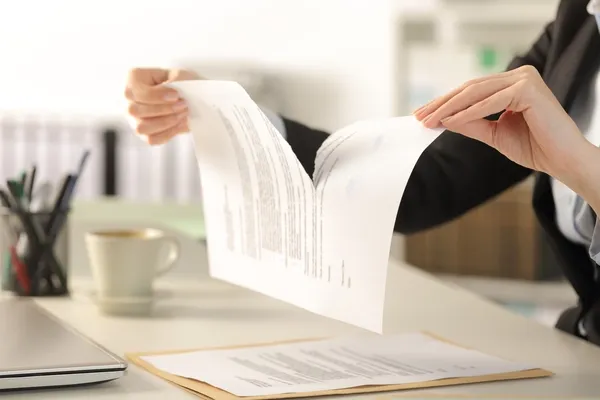 Person zerreißt Schriftvertrag