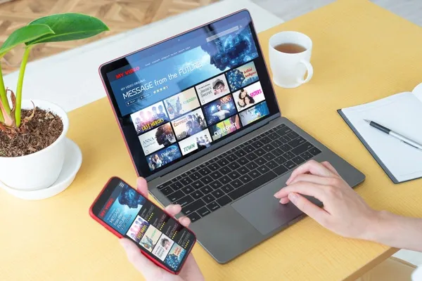 Streaming-Abo auf Handy und Laptop