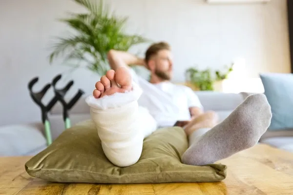 Mann mit Gips am Bein