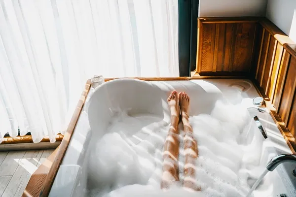 Beine einer Person in Badewanne