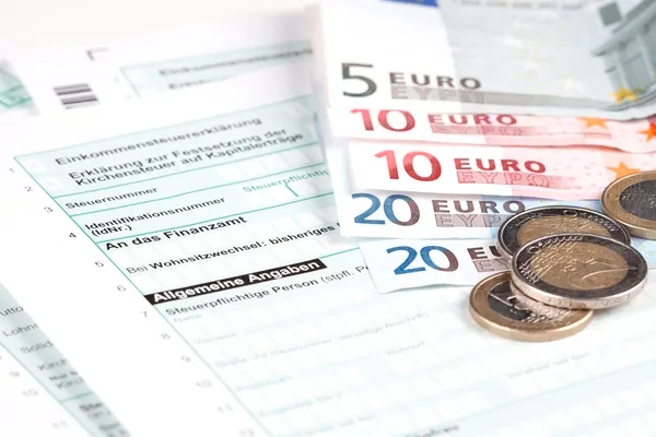 Steuererklärung mit Banknoten und Münzen