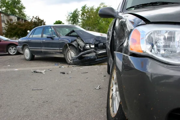 zwei Autos in Unfall verwickelt