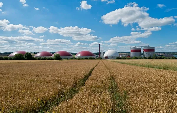 Biomasse-Energieanlage in ländlicher Landschaft