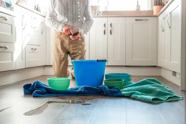 Hausbesitzer kämpft mit Wasserleck in Küche