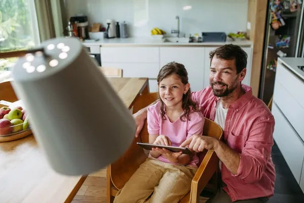 Vater und Tochter benutzen Smart-Home-System