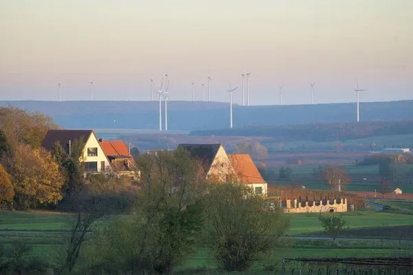 Blick auf Windkraftanlage im Burgenland