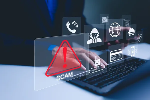 Betrugswarnung mit Cybersicherheitssymbolen auf Laptop