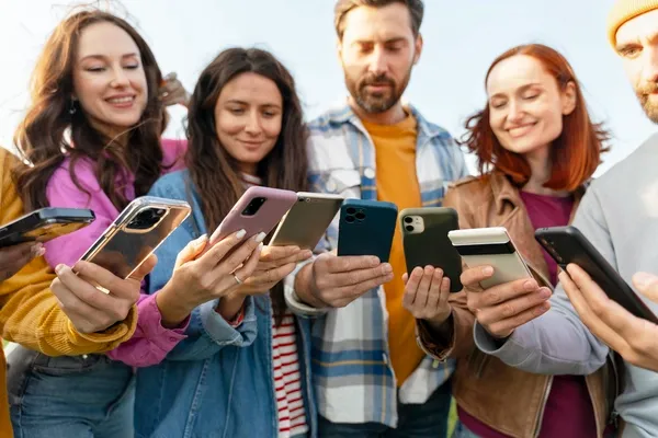 Gruppe von Freunden mit Smartphones in den Händen