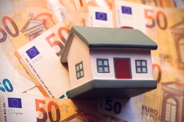 Miniaturhaus auf Banknoten