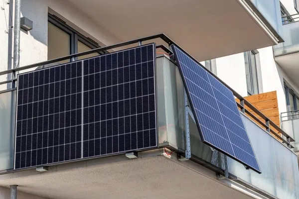 kleine Solaranlage auf Balkon