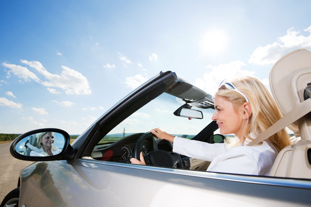 Autoversicherungen vergleichen mit CHECK24 Österreich (Foto: Getty Images/skynesher