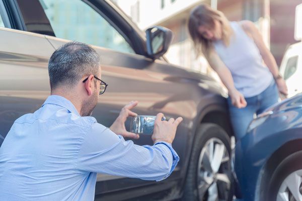 Richtiges Verhalten nach einem Autounfall (Foto: Getty Images/sefa ozel)