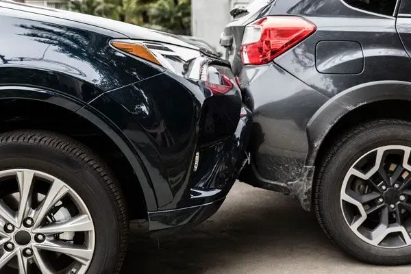 Zwei Autos sind bei einem Auffahrunfall zusammengestoßen, sichtbarer Schaden an den Stoßstangen.