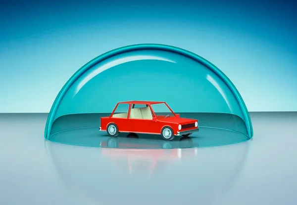 Ein rotes Auto steht unter einer transparenten Schutzkuppel, die Versicherung oder Schutz symbolisiert.