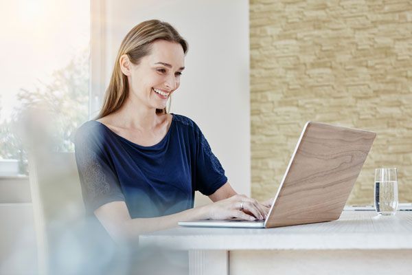 Frau beim Online Kredit umschulden