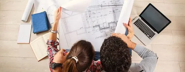 Paar plant ein Haus