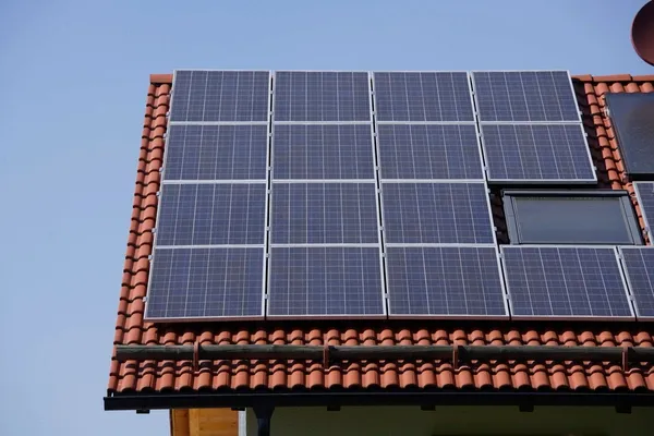 Hausdach mit Solarmodulen bedeckt