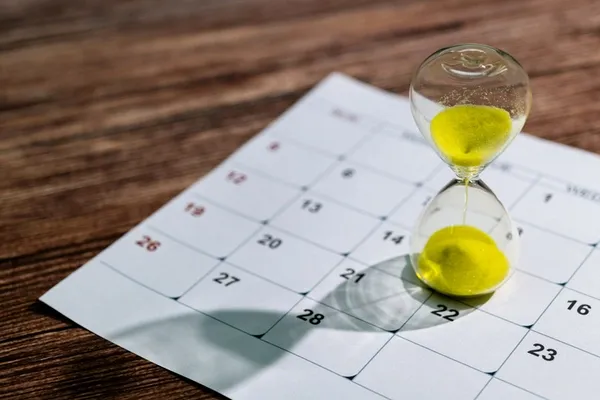Sanduhr auf einem Kalender