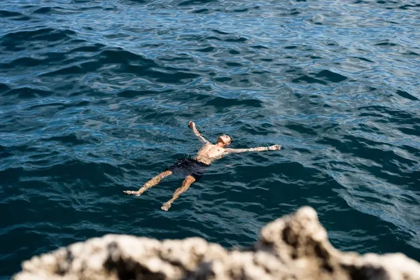 Als Alleinreisende Person