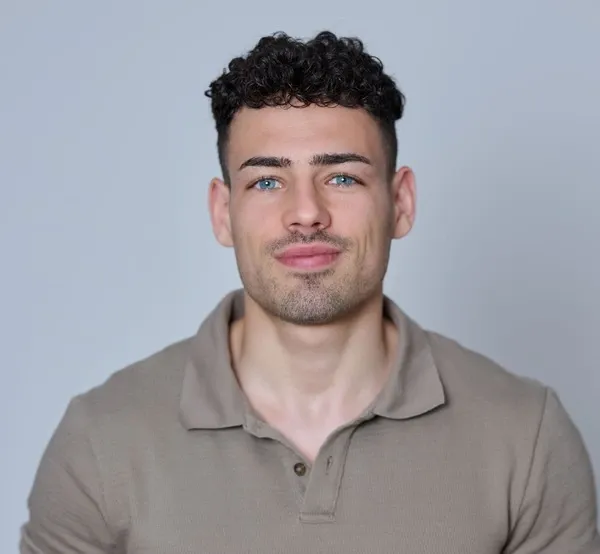Portrait von CHECK24 Teamleiter Simon Saad