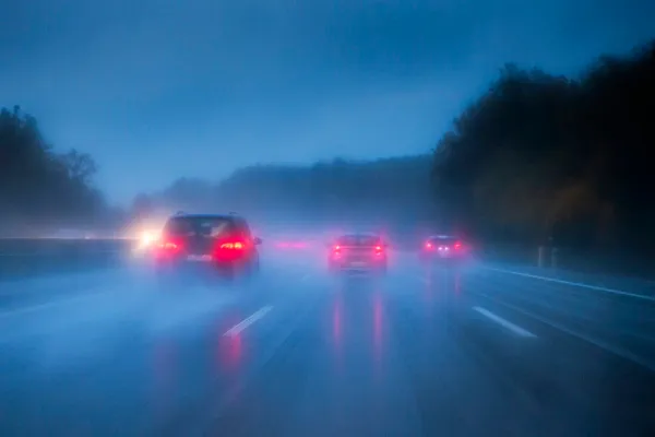 Wetterumbruch - Vorsicht auf den Straßen (Foto: Getty Images/Thomas Winz)) Starkregen und Schnee: Warnung für alle Autofahrer