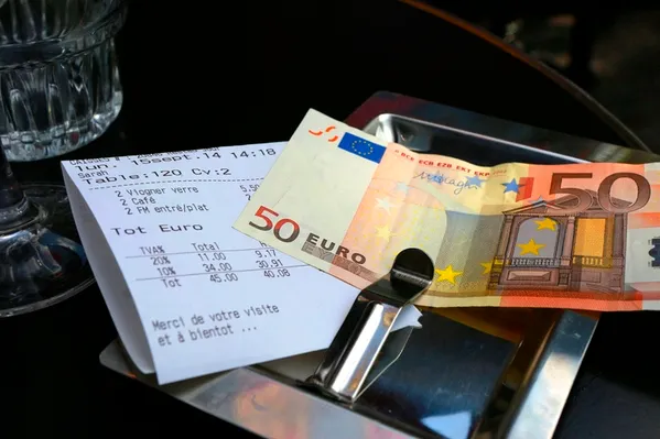 Der Euro ist im Ausland oft mehr wert (Foto: Getty Images/Owen Franken) UrlaubsEuro 2025